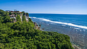 Klippen am Meer mit Blick auf den berühmten Surferstrand von Uluwatu; Kuta Selatan, Bali, Indonesien