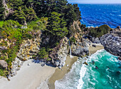 Der Wasserfall McWay Falls stürzt im Julia Pfeiffer Burns State Park von Big Sur auf den Strand; Big Sur, Kalifornien, Vereinigte Staaten von Amerika.