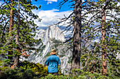 Blick über das Yosemite-Tal vom Glacier Point, Yosemite-Nationalpark; Kalifornien, Vereinigte Staaten von Amerika