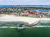 Luftaufnahme des kultigen Hotel del Coronado und des Coronado Beach; Coronado, Kalifornien, Vereinigte Staaten von Amerika.