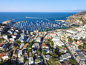 Blick über Kaliforniens berühmte Insel Catalina Island; Avalon, Kalifornien, Vereinigte Staaten von Amerika.