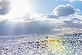 Ein Nachmittag bei der Erkundung der weiten, verschneiten und zerklüfteten Landschaft Islands im Winter; Island