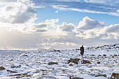 Ein Nachmittag bei der Erkundung der weiten, verschneiten und zerklüfteten Landschaft Islands im Winter; Island