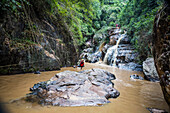 Canyoning ist eine der beliebtesten Aktivitäten in Dalat. Die Datanla-Wasserfälle und die von ihnen ausgehenden Flüsse eignen sich hervorragend zum Abseilen, Klippenspringen, Felsrutschen und Flußabwärtsschwimmen; Da Lat, Vietnam