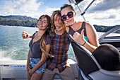 Eine Gruppe macht eine Bootstour durch den neuseeländischen Abel-Tasman-Nationalpark; Tasman, Neuseeland.