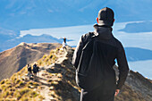 Die anstrengende, aber sehr lohnende Wanderung zum Roys Peak in Wanaka. Die Wanderung ist schwierig, aber die Aussichten sind spektakulär; Wanaka, Otago, Neuseeland
