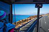 Nahaufnahme des Inneren eines Busses, der den Mount Cook Nationalpark verlässt; Canterbury, Neuseeland.