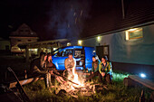 Eine Übernachtung auf einem Campingplatz in der Tschechischen Republik zwischen Prag und Cesky Krumlov. Die Gruppe versammelt sich um ein Lagerfeuer; Tschechische Republik