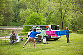 Eine Gruppe spielt Badminton auf ihrem Campingplatz außerhalb des Stadtzentrums der kleinen mittelalterlichen Stadt Cesky Krumlov in der südböhmischen Region der Tschechischen Republik; Cesky Krumlov, Bomenia, Tschechische Republik.