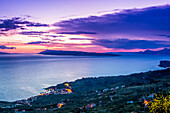 Die atemberaubenden, hoch gelegenen Klippenstraßen entlang der kroatischen Küste. Ein Halt am Straßenrand, um den Sonnenuntergang zu genießen; Podgora, Splitsko-dalmatinska zupanija, Kroatien