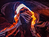 Die wunderschönen Sandsteinschluchten rund um Page, Arizona. Es ist erstaunlich, unter der Erde zu sein und das surreale Licht zu sehen, das in die Tiefen der Canyons hinabfällt; Page, Arizona, Vereinigte Staaten von Amerika