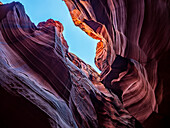 Ein Slot Canyon außerhalb von Page, Arizona. Wunderschöne Farben und Sandstein, entstanden durch Äonen von Wind- und Wassererosion; Page, Arizona, Vereinigte Staaten von Amerika