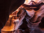 Ein Slot-Canyon außerhalb von Page, Arizona. Wunderschöne Farben und Sandstein, der durch Äonen von Wind- und Wassererosion entstanden ist; Page, Arizona, Vereinigte Staaten von Amerika