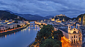 Überblick über die Salzach und die historische Stadt Salzburg in der Abenddämmerung; Salzburg, Salzburg, Österreich