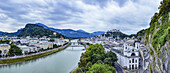 Österreichische Stadt Salzburg mit dem Fluss Salzach; Salzburg, Salzburg, Österreich