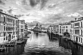 Schwarz-Weiß-Bild des Blicks von der Accadamia-Brücke auf den Canal Grande bei Sonnenaufgang; Venedig, Italien.