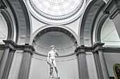 Ikonische David-Statue in der Galleria dell'Accademia; Florenz, Region Toskana, Italien.