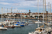 Jachthafen und Skyline der historischen Hafenfront von Ponta Delgada, der Hauptstadt des Azoren-Archipels; Insel Sao Miguel, Azoren.