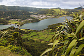 Blick auf die Seen, das Ackerland und die üppige Vegetation der Sete Cidades innerhalb des massiven Vulkankraters, der im Zentrum von Ponta Delgada liegt; Insel Sao Miguel, Azoren