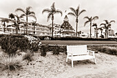 Holzbank am Strand vor dem kultigen Hotel del Coronado; Coronado, Kalifornien, Vereinigte Staaten von Amerika.