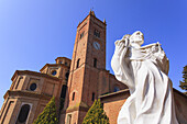Nahaufnahme der Statue von Santa Bartolomeo im Hof vor der Benediktinerabtei von Monte Oliveto Maggiore; Siena, Toskana, Italien.