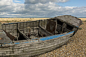 Nahaufnahme eines alten, verlassenen Holzbootes, das auf dem Kiesstrand an der Atlantikküste auf Grund gelaufen ist; Dungeness, Kent, England, Vereinigtes Königreich.