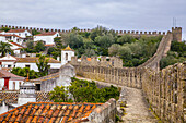 Die mittelalterliche Stadt Obidos mit ihrem Festungswall, der um die Stadtmauer herumführt; Obidos, Estremadura, Region Oeste, Portugal.