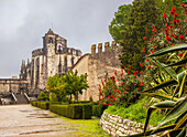 Historisches Christuskloster (ehemals römisch-katholisches Kloster) und Gärten, gegründet im 12. Jahrhundert von den Tempelrittern; der große Komplex ist eine Kombination aus Festung, Burg und Kloster; Tomar, Bezirk Santaren, Provinz Ribatejo, Region Centro, Portugal.