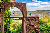 Blick auf die Landschaft von der Steinruine mit Eisentor im historischen Dorf Motovun, mit Blick auf die Hügel Istriens; Motovun, Kroatien.