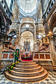 Das Innere der Jakobskathedrale mit ihrer prächtigen Kuppel und dem gewölbten Mauerwerk zeigt eine halbrunde Treppe, die zu einem der Altäre in dieser dreischiffigen Gotik-Renaissance-Kirche aus dem 15. Jahrhundert führt; Sibenik, Kroatien.