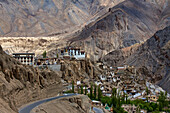 Straße, die zum Kloster und Dorf Lamayuru oberhalb des Indus-Tals führt, durch das Himalaya-Gebirge von Ladakh, Jammu und Kaschmir; Lamayuru, Ladakh, Indien.