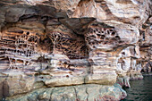 Nahaufnahme der verschlungenen Tafoni-Felsformationen im Sandsteinhang entlang der Klippen des King George River in der Kimberley-Region; Westaustralien, Australien