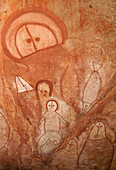 Nahaufnahme von Wandjina-Felsmalereien der Aborigines an den Sandsteinwänden in einer Höhle bei Raft Point; Westaustralien, Australien.