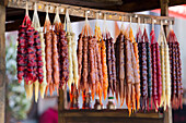 Churchkhela, eine süße Leckerei aus natürlichen Fruchtsäften und getrockneten Walnüssen oder Haselnüssen, die aufgereiht und in kochenden Traubensaft getaucht als Straßenimbiss verkauft wird; Tiflis, Georgien