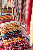 Churchkhela, eine süße Leckerei aus natürlichen Fruchtsäften und getrockneten Walnüssen oder Haselnüssen, die dann aufgereiht und in kochenden Traubensaft getaucht wird, wird als Straßenimbiss verkauft; Tiflis, Georgien.