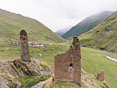Die Ruinen der verlassenen steinernen Wachtürme am Berghang oberhalb des Dorfes Girevi im Tuscheti-Nationalpark; Girevi, Kachetien, Georgien.