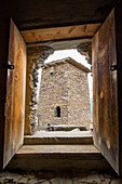 Nahaufnahme eines Turmfensters von Keselo mit Blick auf ein benachbartes steinernes Turmhaus in Omalo im Tuscheti-Nationalpark; Omalo, Kachetien, Georgien.