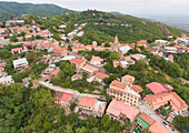 Luftaufnahme der historischen Bergstadt Signagi mit ihren roten Lehmdächern mit Blick auf das Kaukasusgebirge im Osten Georgiens; Signagi, Kachetien, Georgien.
