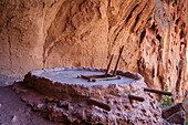 Ein Dacheingang zu einer rekonstruierten Kiva (für Riten und politische Versammlungen genutzt) in den Pueblo Ruinen der Ancestral Puebloans; Bandelier National Monument, New Mexico, Vereinigte Staaten von Amerika.