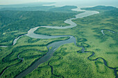 Luftaufnahme des Sierpe-Flusses und der umliegenden Feuchtgebiete, wo der Fluss in die Drake-Bucht und den Pazifischen Ozean mündet; Puntarenas, Costa Rica