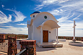 Eingang zur Kapelle des Heiligen Propheten Elias im Griechisch-Orthodoxen Kloster St. Anthony's; Florence, Arizona, Vereinigte Staaten von Amerika, traditionelle griechische Architektur der Kirche auf dem Hügel