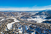 Luftaufnahme von Park City nach einem Winterschneefall, berühmt für seine Skigebiete und ; Park City, Summit County, Utah, Vereinigte Staaten von Amerika