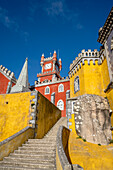 Das auf einem Hügel gelegene Schloss Palacio Da Pena mit seinen bunten Türmen und Steintreppen in den Sintra-Bergen; Sintra, Bezirk Lissabon, Portugal.