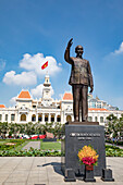 Statue von Ho Chi Minh vor dem Rathaus aus der französischen Kolonialzeit in Ho-Chi-Minh-Stadt; Ho-Chi-Minh-Stadt, Ho Chi Minh, Vietnam.
