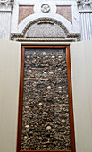 Nahaufnahme der gläsernen Krypten in den Wänden der Märtyrerkapelle mit den sterblichen Überresten der Märtyrer von Otranto in der Kathedrale S. Maria dell'Amore; Otranto, Apulien, Italien.