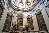 Märtyrerkapelle mit einer Statue der Madonna mit Kind über dem Altar und Glaskästen in der Wand, die die sterblichen Überreste von Märtyrern aus Otranto enthalten, in der Kathedrale Santa Maria dell'Acción; Otranto, Apulien, Italien.