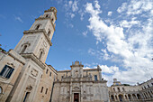 Dom von Lecce und Glockenturm auf der Piazza del Duomo im historischen Zentrum von Lecce; Lecce, Apulien, Italien.