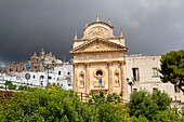 Die Kirche von Carmine und stimmungsvoller Himmel in Ostuni (Die Weiße Stadt); Ostuni, Apulien, Italien