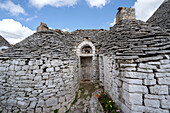 Traditionelles apulisches Trulli-Haus aus rundem Stein in Alberobello; Alberobello, Apulien, Italien.