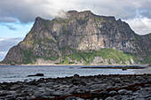 Die dramatische Berg- und Felslandschaft am Strand von Uttakleiv; Lofoten, Norwegen.
